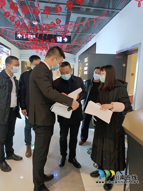 何刚检查龙马潭区红星街道节前疫情防控和安全生产工作(图2)