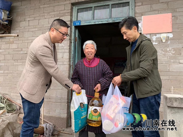 送关怀，暖民心！龙马潭区综合行政执法局开展春节慰问活动(图1)