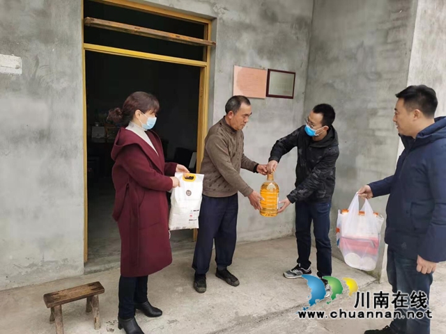 送关怀，暖民心！龙马潭区综合行政执法局开展春节慰问活动(图2)