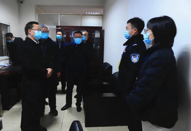 何洪波到泸州市监委留置中心检查审查调查安全工作(图1)