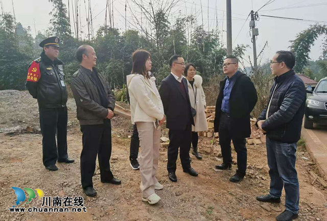 翠屏区统战部现场督办“两乱一私设”整治工作 (图1)