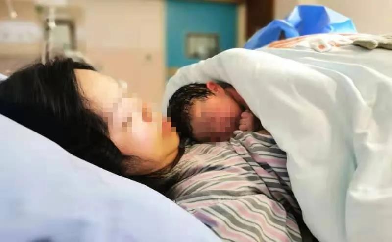 【牛宝宝来啦】除夕夜探访产房：39岁高龄产妇半小时顺产7斤2两“牛宝宝”(图2)