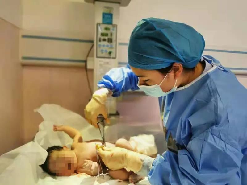 【牛宝宝来啦】除夕夜探访产房：39岁高龄产妇半小时顺产7斤2两“牛宝宝”(图3)