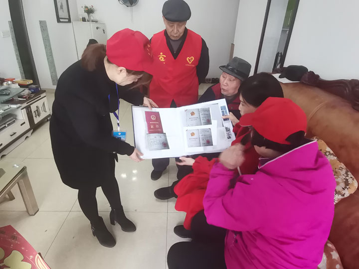 泸州每家乐物业管理公司党支部慰问看望小区老党员(图3)