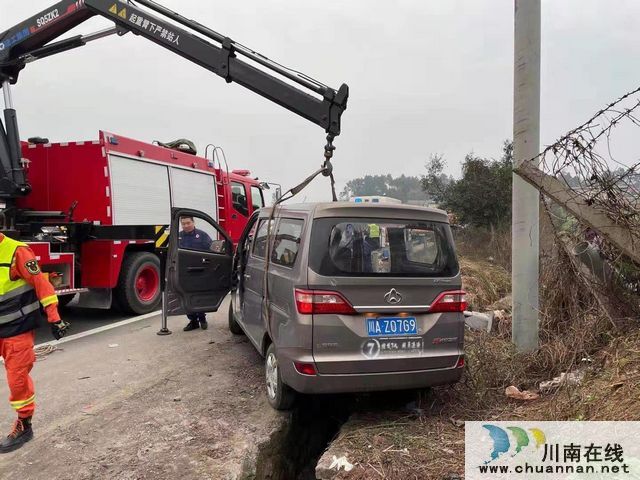 泸州：高速立交防护栏贯穿车头！消防紧急救援(图5)