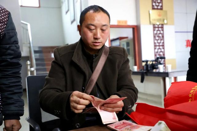 现场发放20多万现金！宜宾这些村民都领到了！(图1)