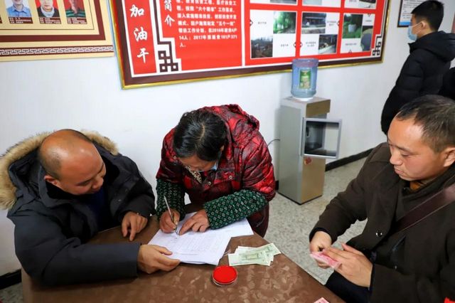 现场发放20多万现金！宜宾这些村民都领到了！(图4)