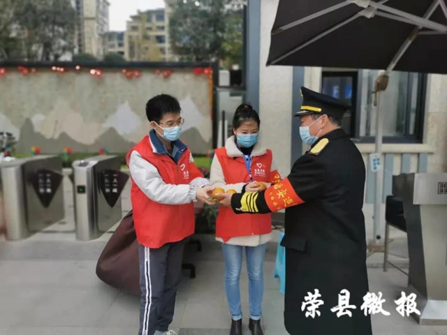 自贡荣县100名突击队青年党员春节“疫线”写“红歌”(图6)