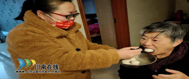 江阳区东门口社区党员志愿者陪伴“空巢老人“过年(图1)