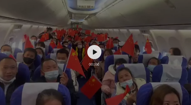 四川节后首架包机起飞！宜宾100名农民工“点对点”返岗(图1)