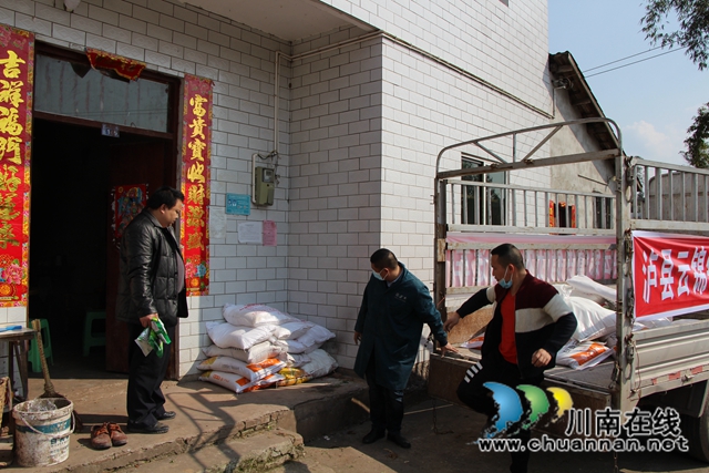 泸县“流动供销社”把农资供应到户保春耕(图4)