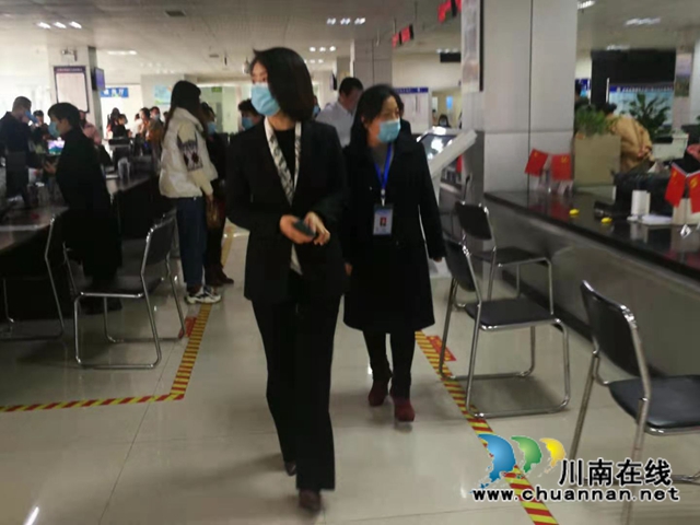 赵安清到纳溪区行政审批局督查常态化疫情防控和节后复工复产工作(图1)