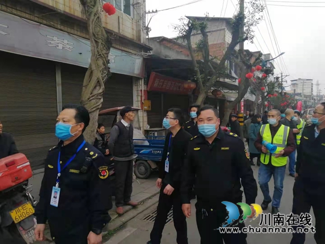 规范赶集环境 全力疫情防控！泸县云龙镇综合执法队伍在行动(图2)
