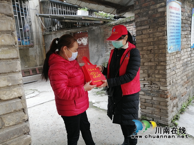 龙马潭区小市街道慰问未返乡农民工(图2)