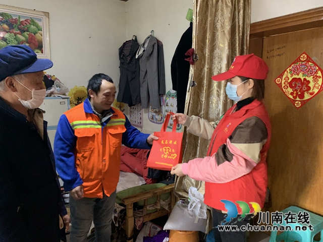 龙马潭区小市街道慰问未返乡农民工(图1)