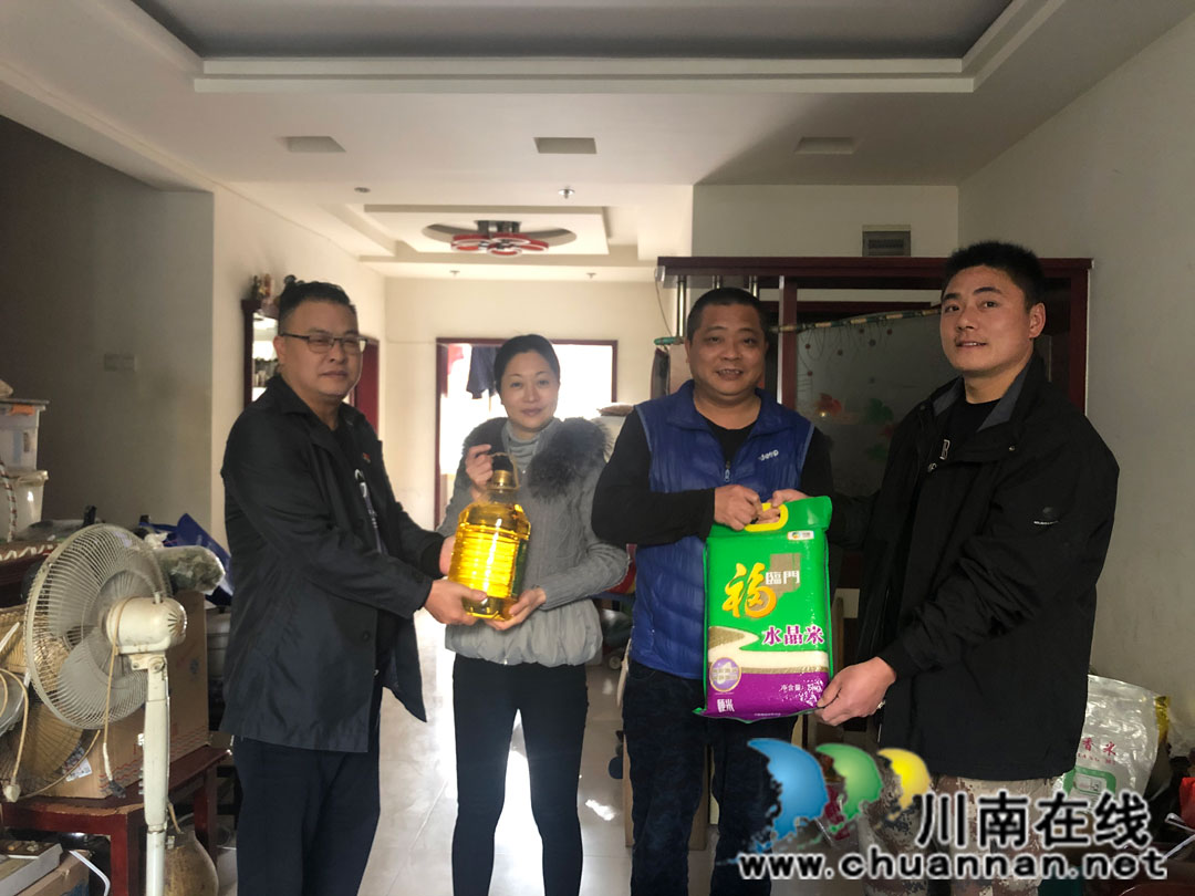 泸州市龙马潭区罗汉街道慰问戍边女战士父母(图1)