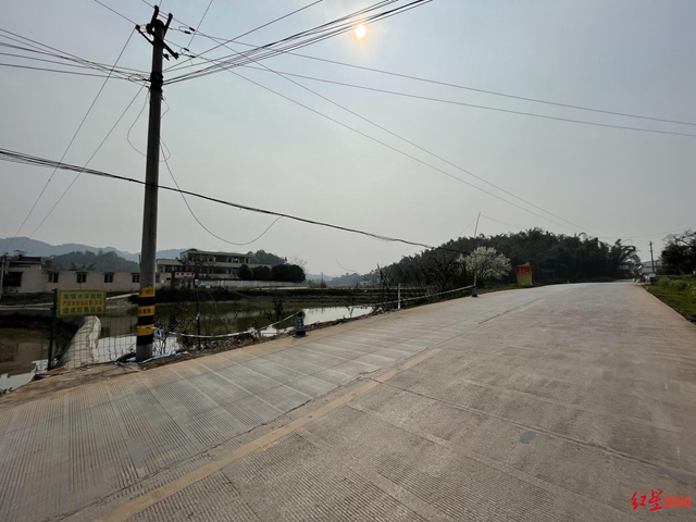 江安夕佳山：泸州籍轿车离奇失控滑进水塘，一家七口四人遇难(图5)