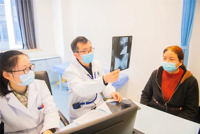 节后首日，西南医大附院门诊量近1.1万人次(图12)