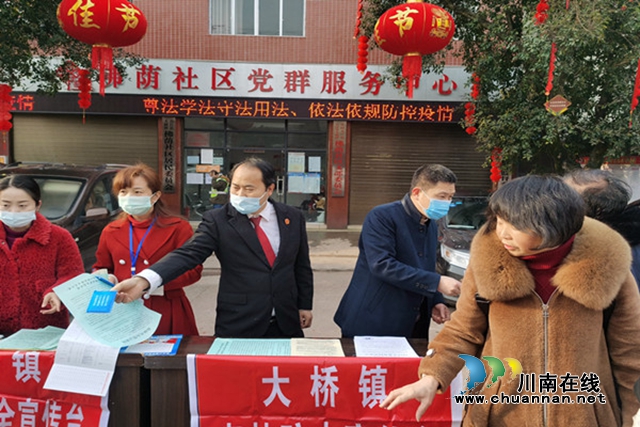 合江县大桥镇多部门联动开展“返乡民工”暨防控疫情法治宣传活动(图1) 合江县大桥镇多部门联动开展“返乡民工”暨防控疫情法治宣传活动(图1)