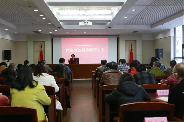 依法打击非法私彩 保护国家公益彩票 南充公安“净网”行动 四川体彩赠旗致谢(图2) 依法打击非法私彩 保护国家公益彩票 南充公安“净网”行动 四川体彩赠旗致谢(图2)