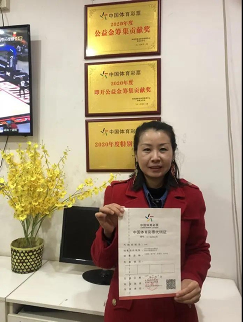 依法打击非法私彩 保护国家公益彩票 南充公安“净网”行动 四川体彩赠旗致谢(图3) 依法打击非法私彩 保护国家公益彩票 南充公安“净网”行动 四川体彩赠旗致谢(图3)