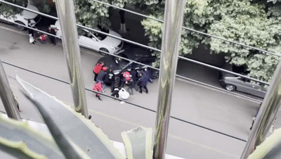 合江：女子被压车下，众人抬车上演“急速救援”（附视频）
