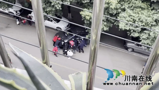 合江：女子被压车下，众人抬车上演“急速救援”(图2)