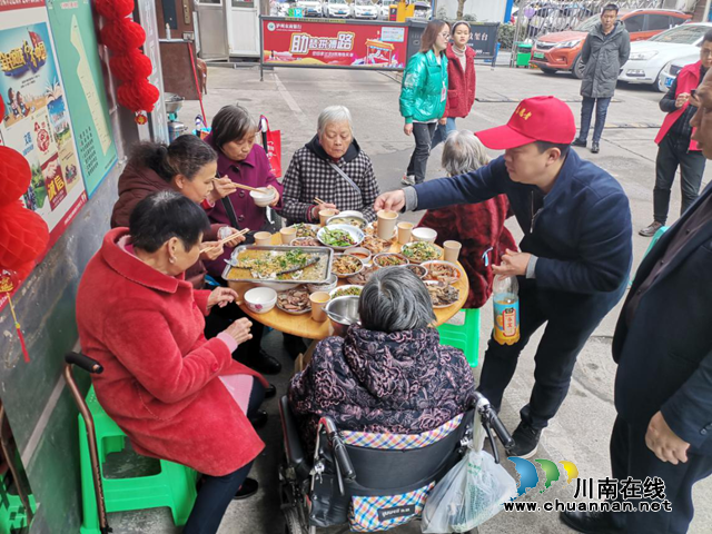 元宵佳节送温暖！江阳区东门口社区党员志愿者陪伴“空巢老人”过大年(图1)