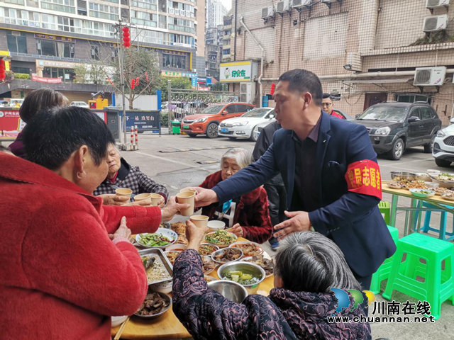 元宵佳节送温暖！江阳区东门口社区党员志愿者陪伴“空巢老人”过大年(图2)