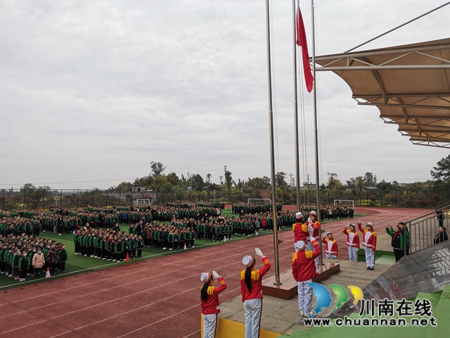 泸县：上好开学第一课 爱党爱国记心间(图2)