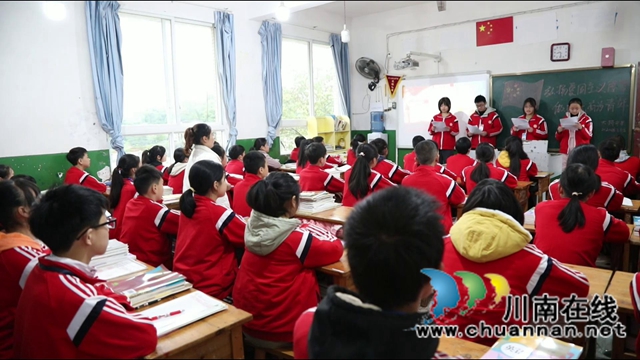 合江大桥中学：开学第一课，唱响爱国情(图1)