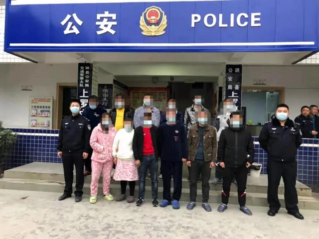 抓了12人，缴获5万元！宜宾警方打掉一农村赌博窝点！(图2)