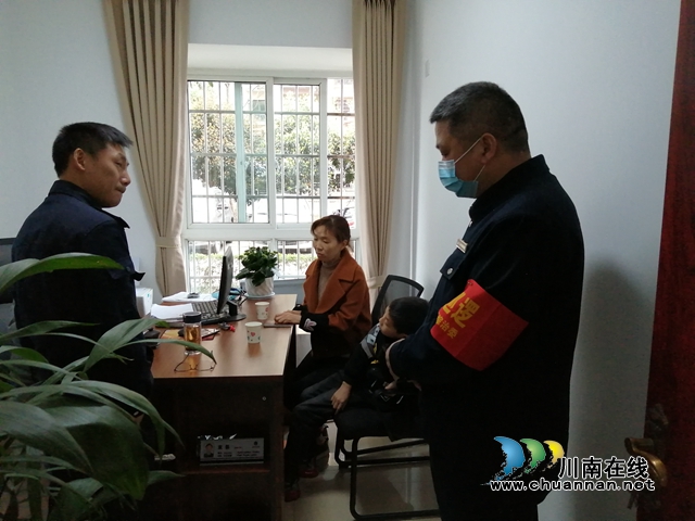 内江经开区靖民派出所辅警助单亲儿童入学(图1)