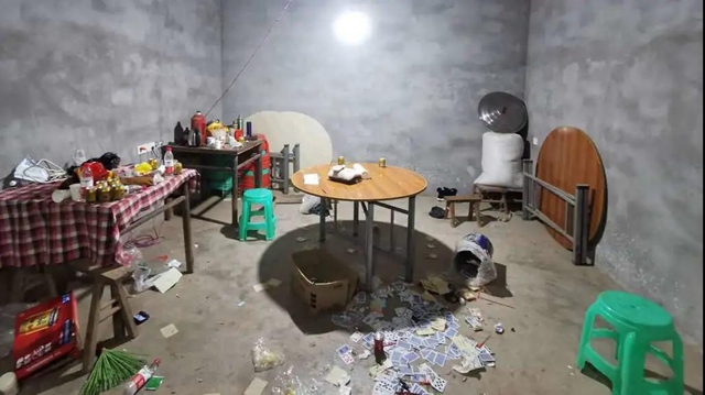 泸县警方捣毁深藏乡村的流动赌场，抓获涉赌人员18人，收缴赌资近5万元(图2)
