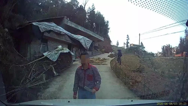 宜宾一男子酒后拿刀拦车，还刺伤了人！结果……