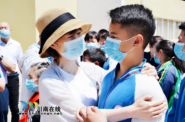 牵手雷波送温暖，结对认亲书大爱！宜宾翠屏区民营企业家结对帮扶雷波彝族贫困学生显成效(图2)
