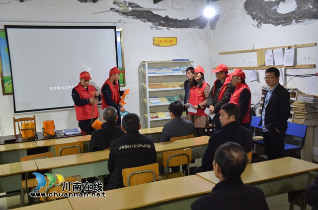 川煤集团华荣能源威鑫煤业“小红帽”走进基层一线(图1)