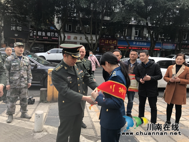 龙马潭区红星街道为现役军人军属送喜报(图2)