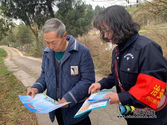 内江经开区靖民镇凉风社区：网格员入户宣传“12340”，助力平安建设(图1)