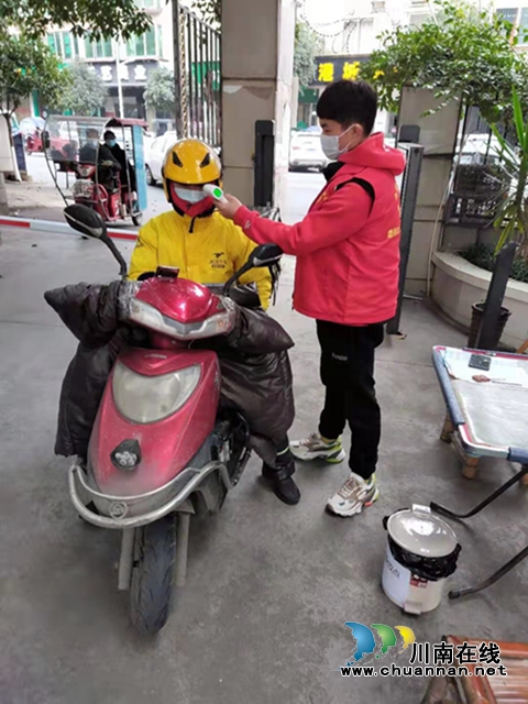 走上各地志愿岗 川警院的大学生志愿者践行雷锋精神！ (图5)