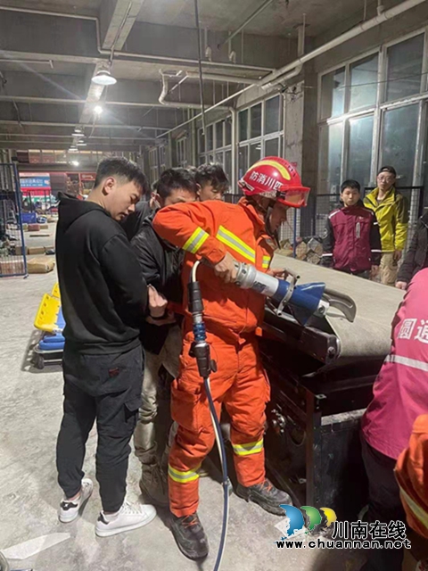 叙永一男子腿被传输带卡住，消防破拆救人(图5)