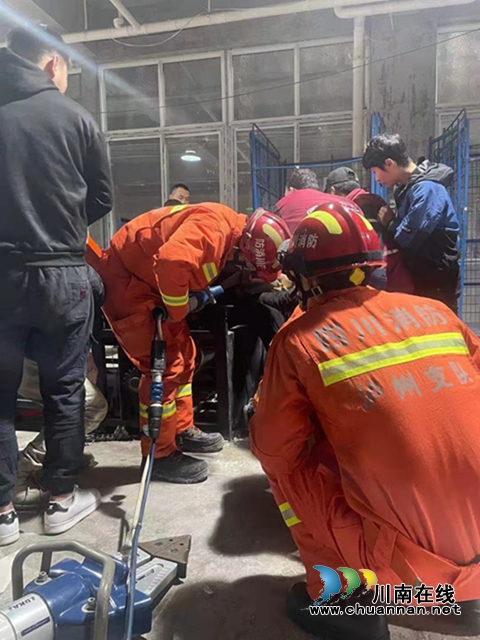 叙永一男子腿被传输带卡住，消防破拆救人(图6)