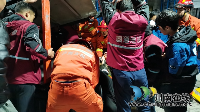 叙永一男子腿被传输带卡住，消防破拆救人(图3)