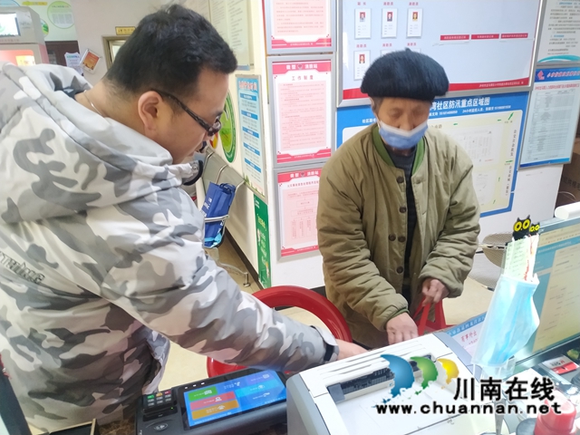 龙马潭区小市街道：温暖人心，及时帮助流浪老人(图2)