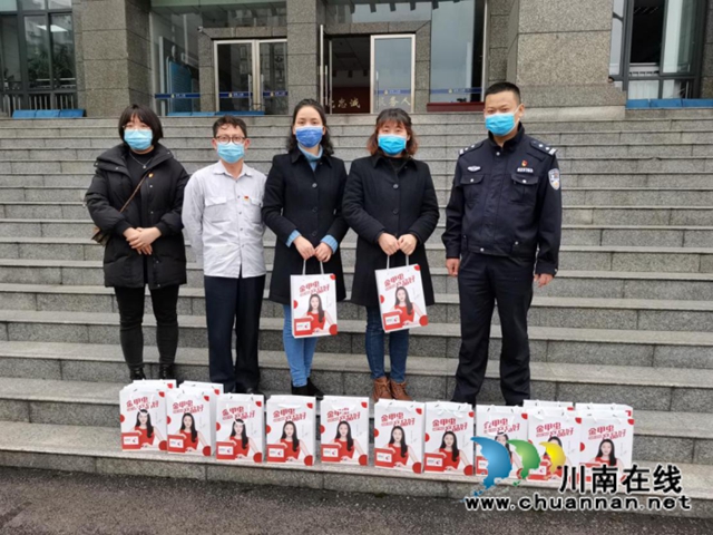 江阳区北城街道金甲虫党总支慰问泸州市交警一大队、三大队女民警(图1)
