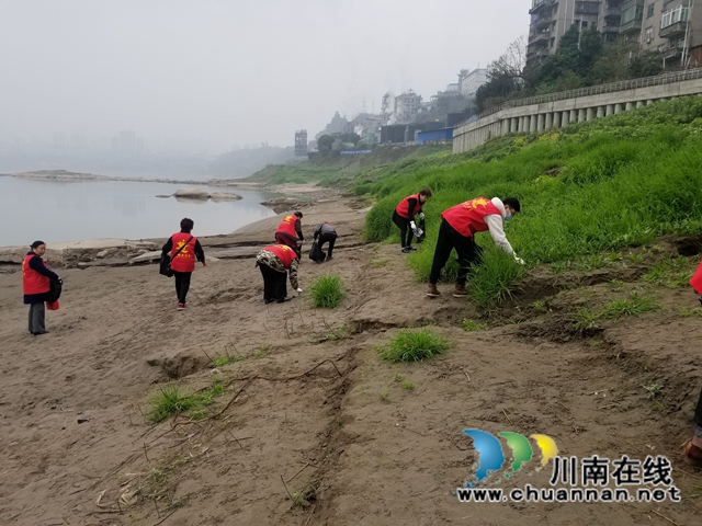 龙马潭区罗汉街道罗汉场社区开展志愿者清理河道垃圾活动(图1) 龙马潭区罗汉街道罗汉场社区开展志愿者清理河道垃圾活动(图1)