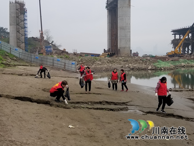 龙马潭区罗汉街道罗汉场社区开展志愿者清理河道垃圾活动(图2) 龙马潭区罗汉街道罗汉场社区开展志愿者清理河道垃圾活动(图2)