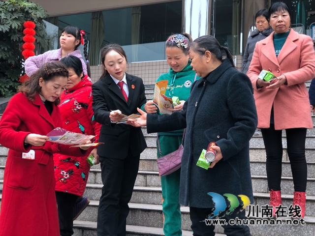 纳溪区法院:普法关怀,为“留守妇女”撑起一片法治的天空(图1) 纳溪区法院:普法关怀,为“留守妇女”撑起一片法治的天空(图1)