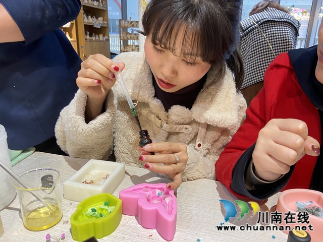 江阳区华阳街道开展手工皂DIY活动(图2)