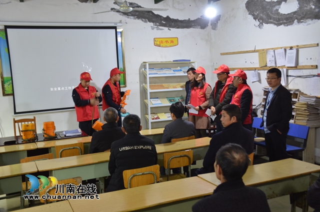 威鑫煤业“小红帽”走基层传"救命招”(图1) 威鑫煤业“小红帽”走基层传"救命招”(图1)